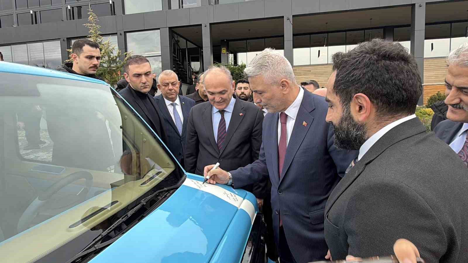 Yerli üretim elektrikli araca, Bakan Bolat hayran kaldı
