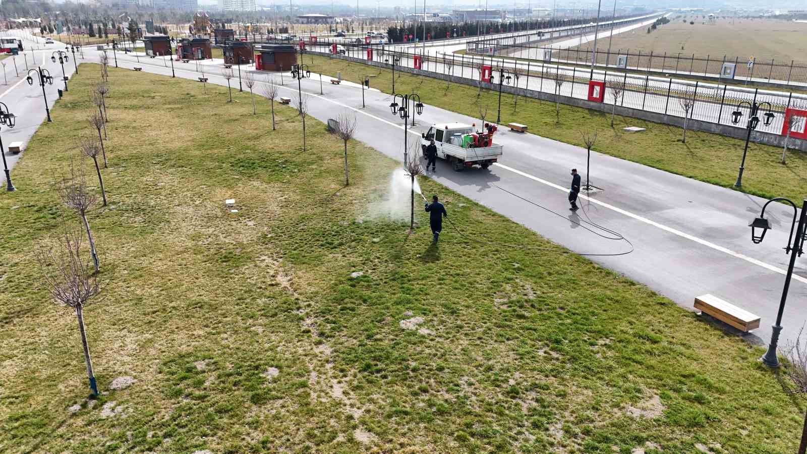Yeşil alanlarda ilaçlama seferberliği başladı
