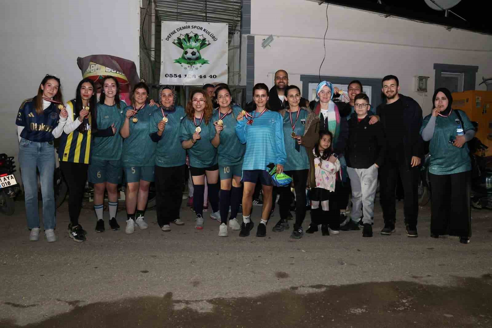 Yeşil sahadaki performanslarıyla erkeklere taş çıkaran kadınlar, halı saha maçında doyasıya eğlendiler
