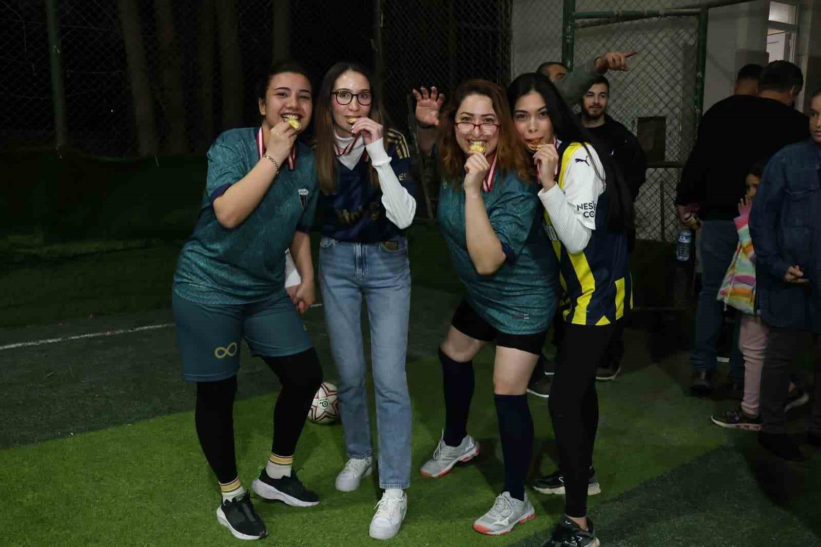 Yeşil sahadaki performanslarıyla erkeklere taş çıkaran kadınlar, halı saha maçında doyasıya eğlendiler
