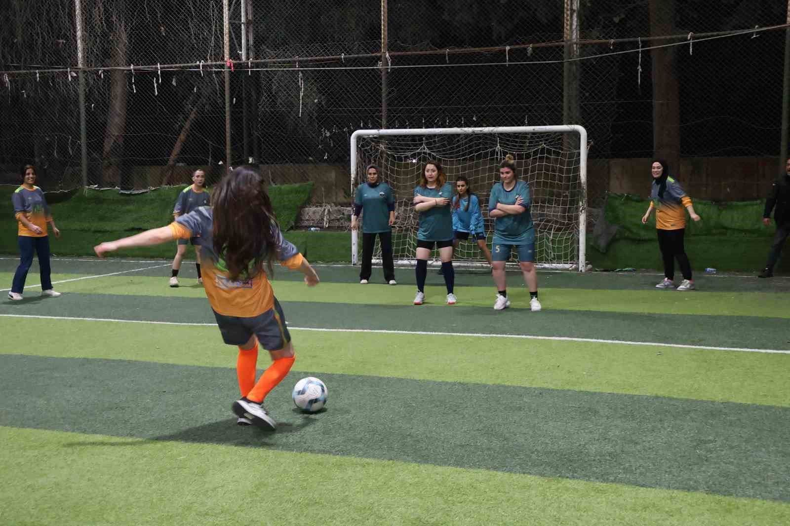 Yeşil sahadaki performanslarıyla erkeklere taş çıkaran kadınlar, halı saha maçında doyasıya eğlendiler
