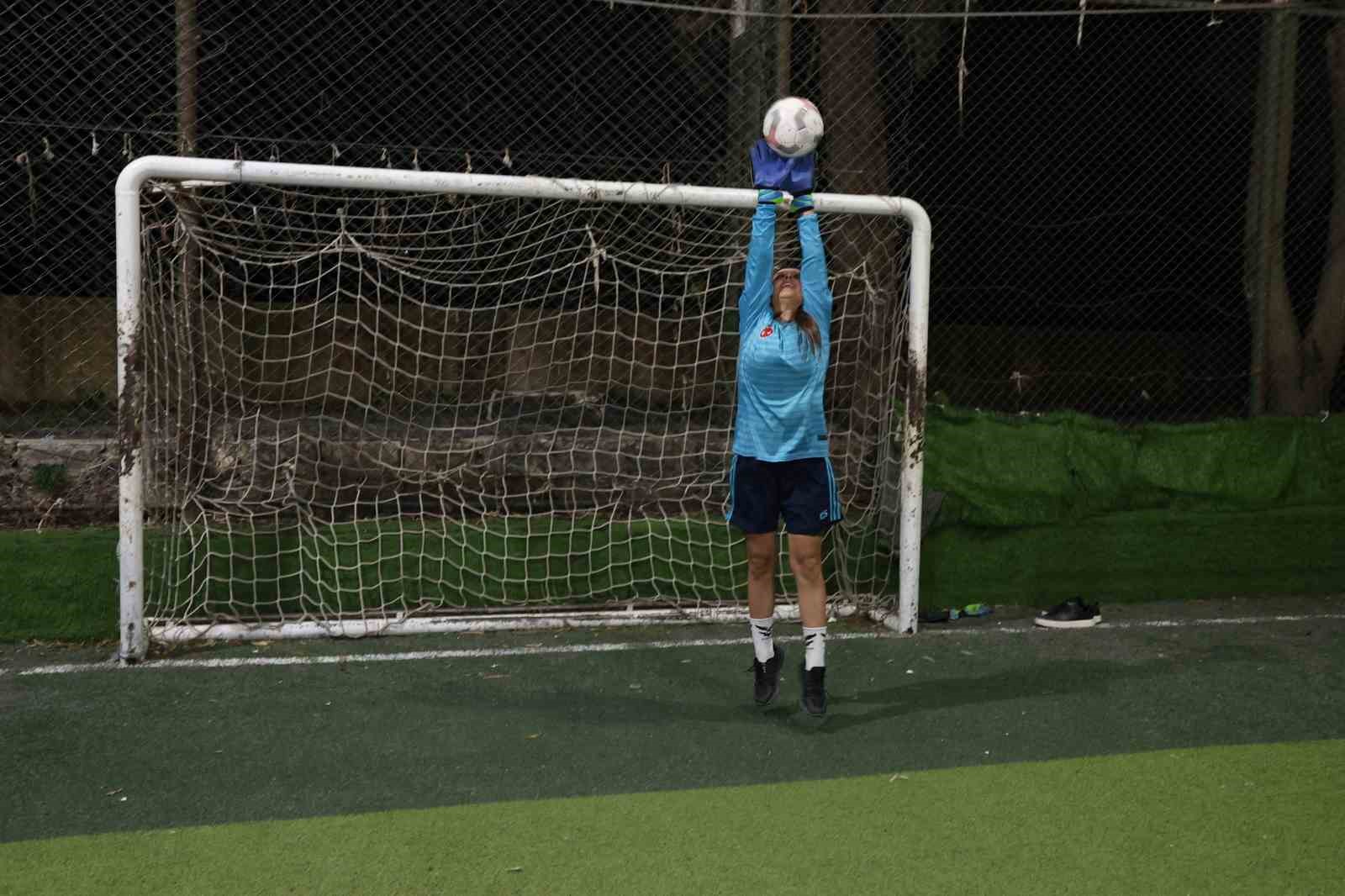 Yeşil sahadaki performanslarıyla erkeklere taş çıkaran kadınlar, halı saha maçında doyasıya eğlendiler
