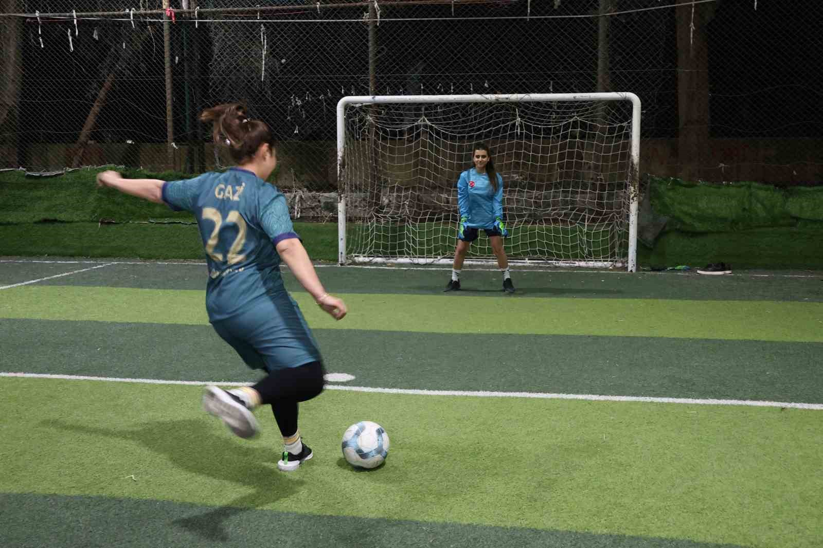 Yeşil sahadaki performanslarıyla erkeklere taş çıkaran kadınlar, halı saha maçında doyasıya eğlendiler
