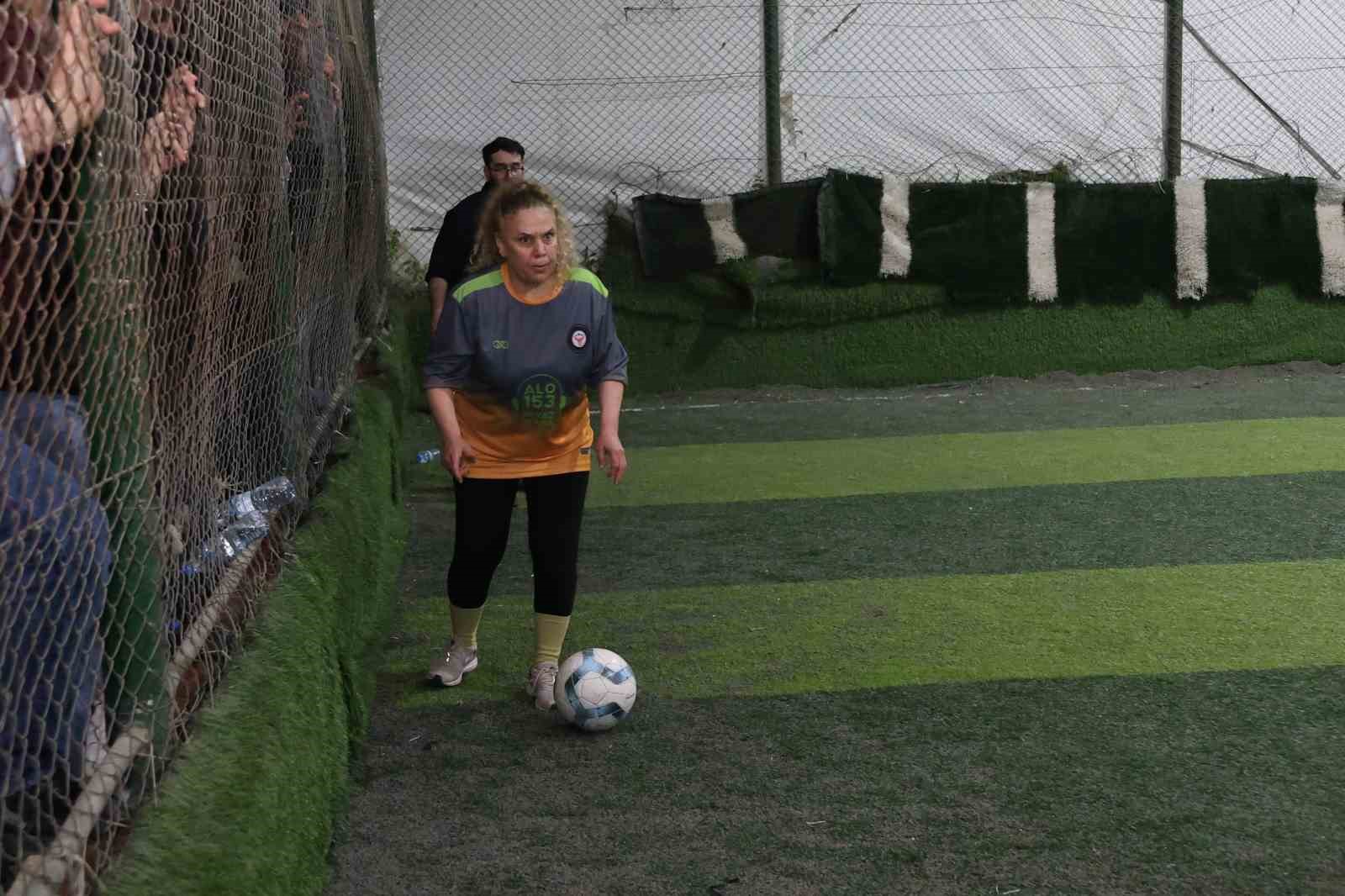 Yeşil sahadaki performanslarıyla erkeklere taş çıkaran kadınlar, halı saha maçında doyasıya eğlendiler
