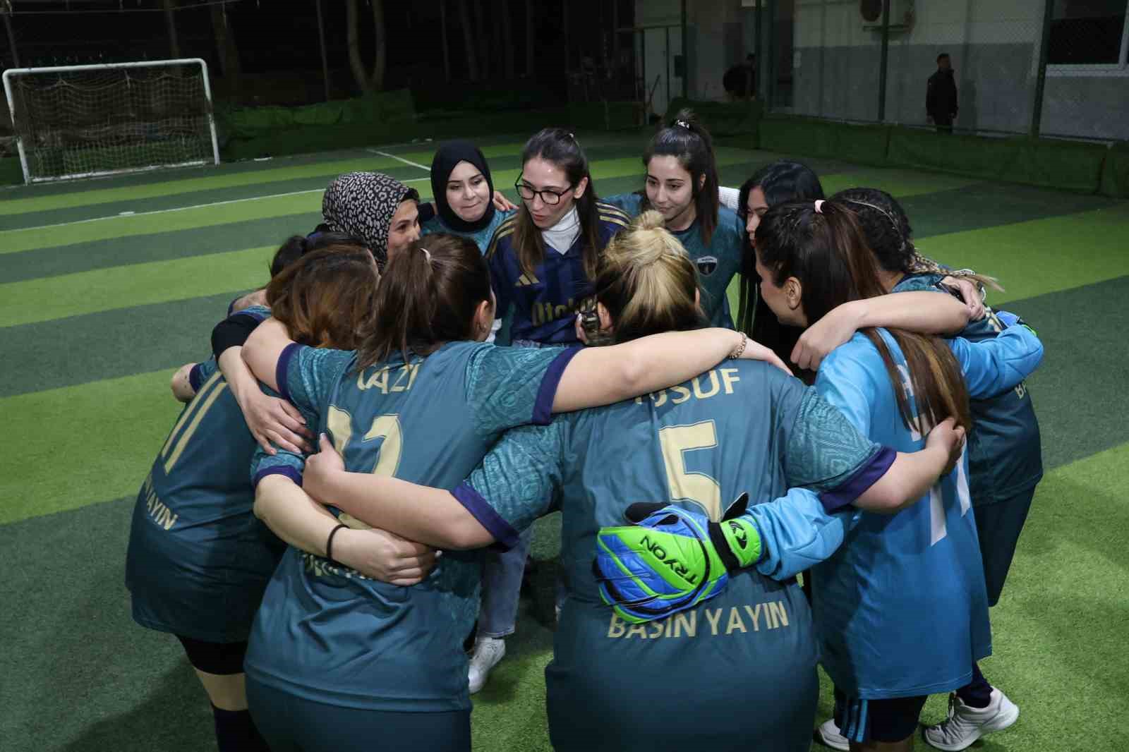 Yeşil sahadaki performanslarıyla erkeklere taş çıkaran kadınlar, halı saha maçında doyasıya eğlendiler
