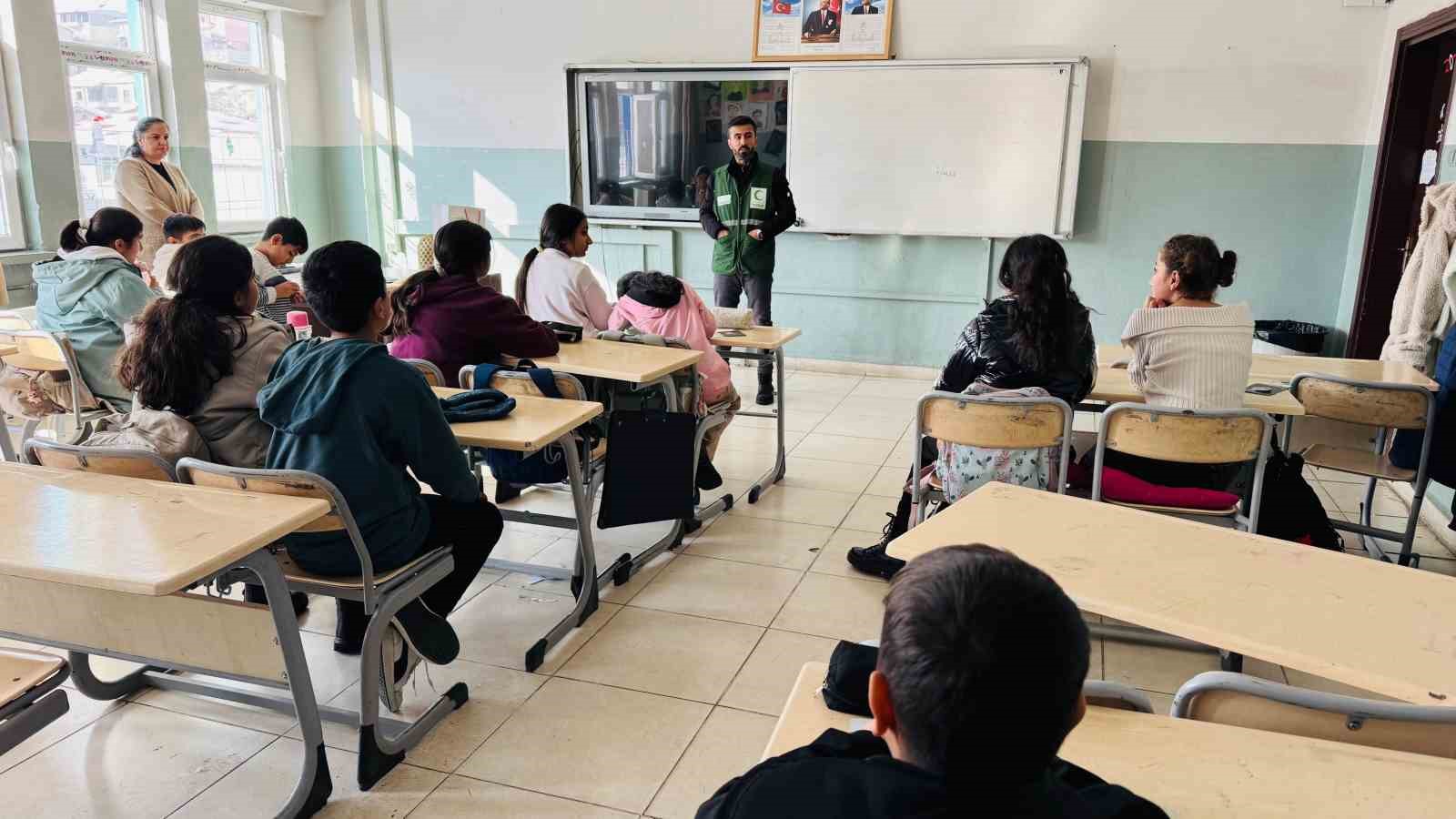 Yeşilay okullarda bağımlılıkla mücadele eğitimlerine devam ediyor
