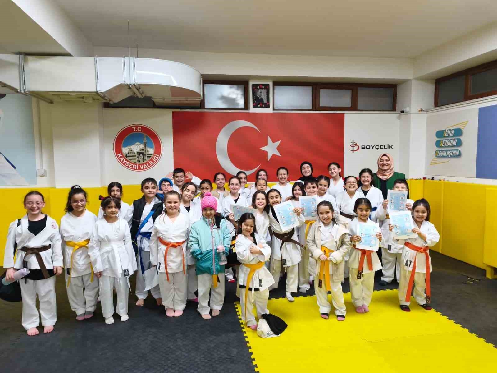 Yeşilay’dan sporcu gençlere ’bağımlılıkla mücadele seminerleri’
Yeşilay’dan sporcu gençlere ’bağımlılıkla mücadele seminerleri’