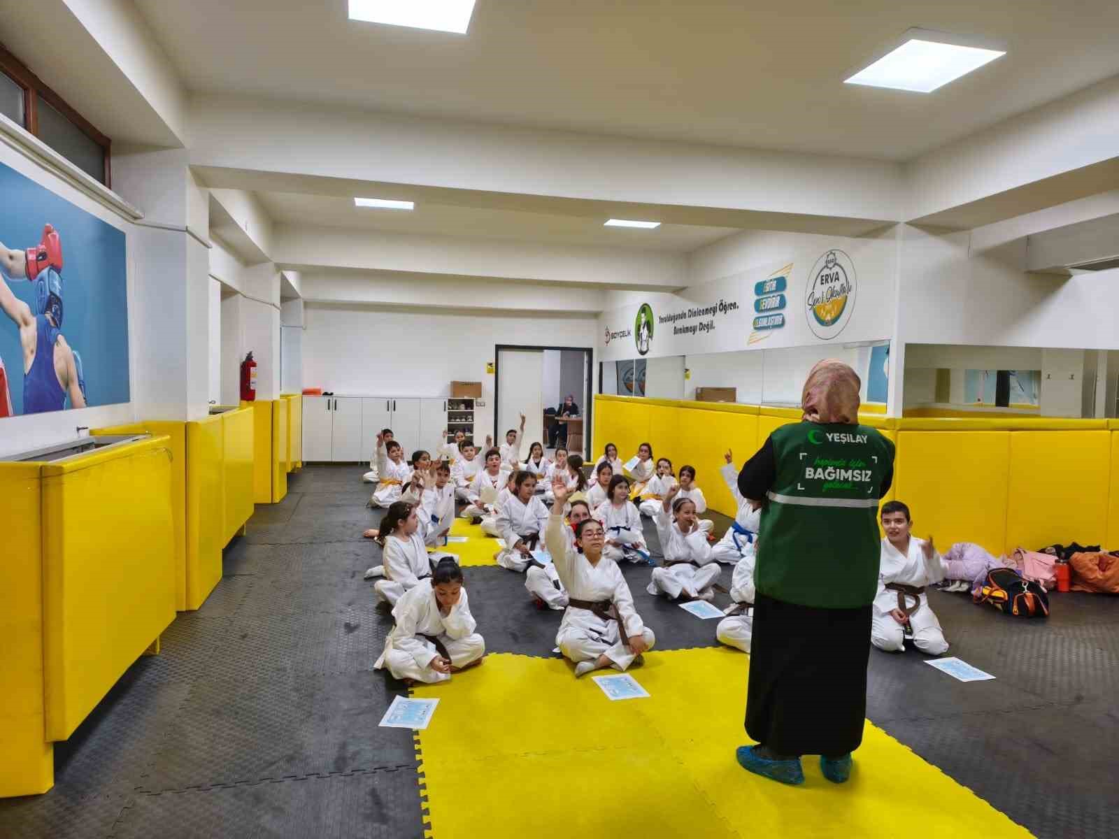 Yeşilay’dan sporcu gençlere ’bağımlılıkla mücadele seminerleri’
Yeşilay’dan sporcu gençlere ’bağımlılıkla mücadele seminerleri’