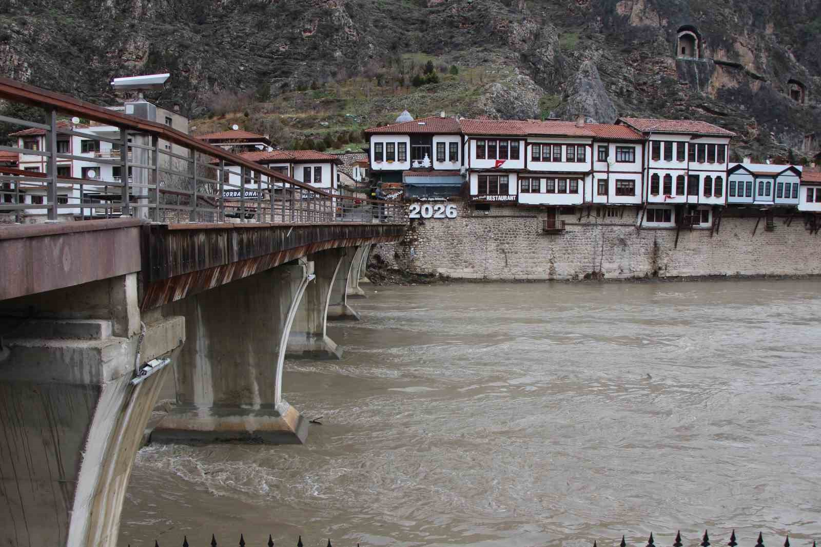 Yeşilırmak Nehri’nde su seviyesi 2 metreye kadar yükseldi, piknik masaları akıntıya kapıldı
