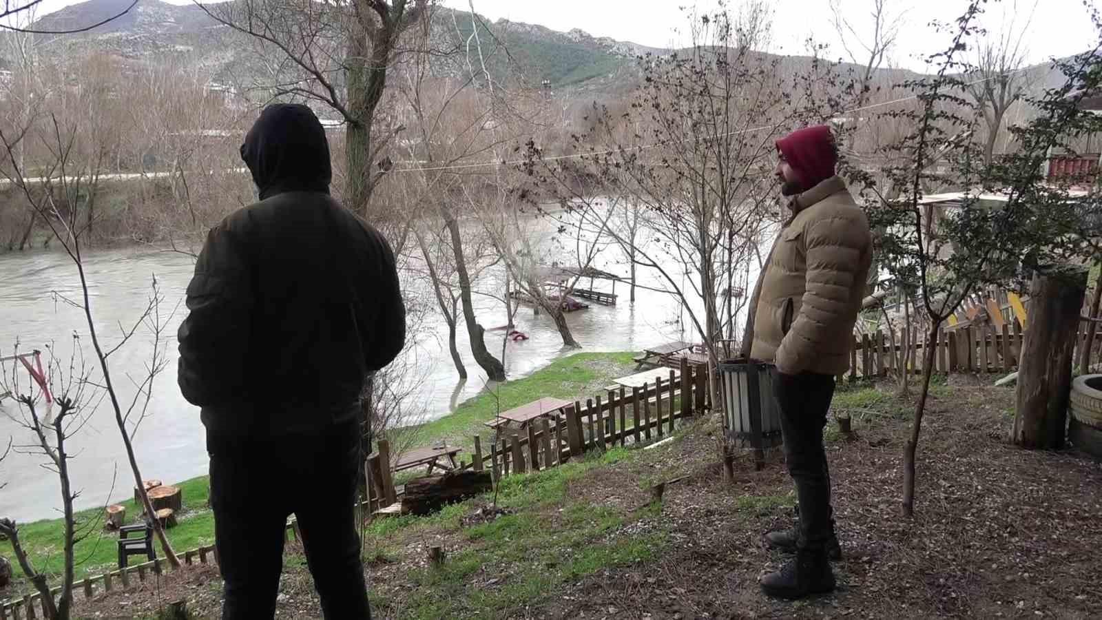 Yeşilırmak Nehri’nde su seviyesi 2 metreye kadar yükseldi, piknik masaları akıntıya kapıldı
