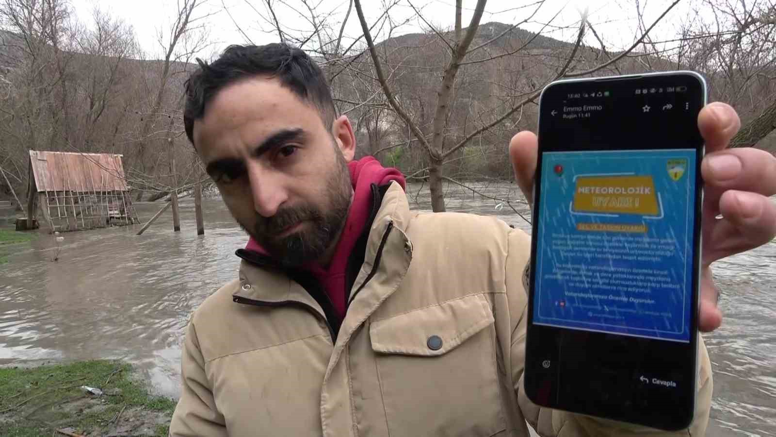 Yeşilırmak Nehri’nde su seviyesi 2 metreye kadar yükseldi, piknik masaları akıntıya kapıldı
