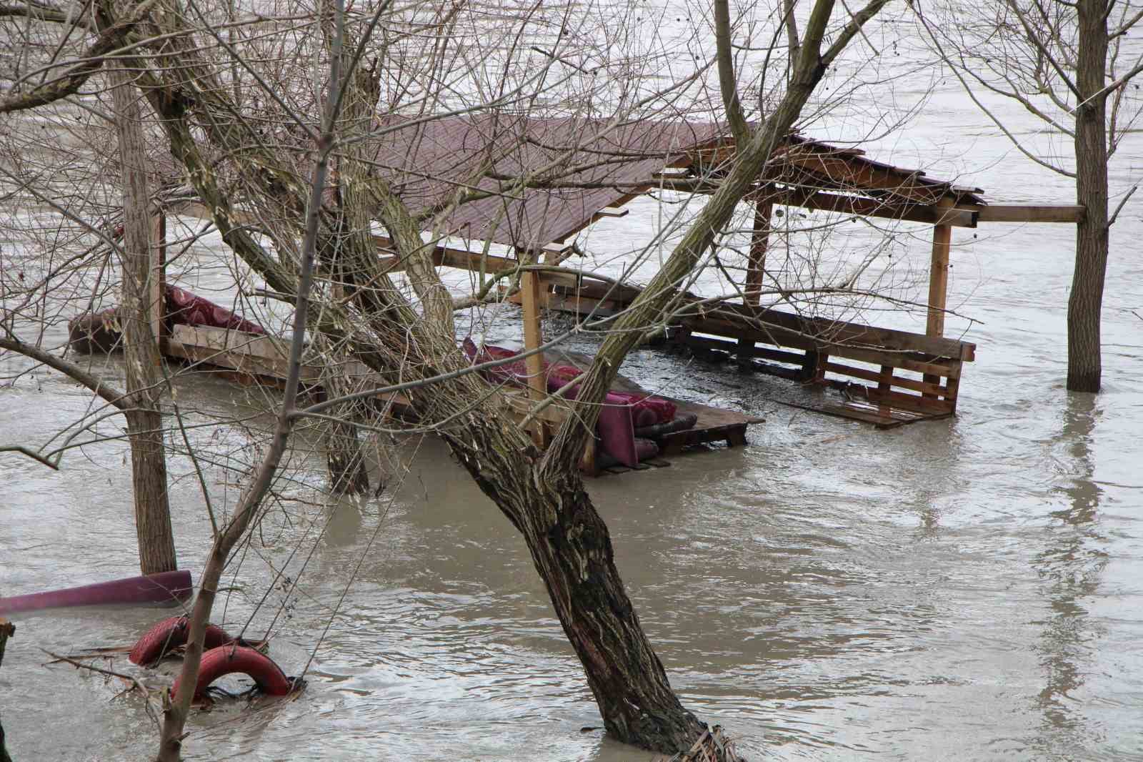 Yeşilırmak Nehri’nde su seviyesi 2 metreye kadar yükseldi, piknik masaları akıntıya kapıldı
