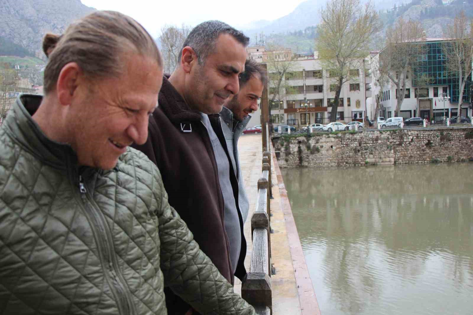 Yeşilırmak Nehri’nin maskotu kaz yavruları beslenme saatinde
