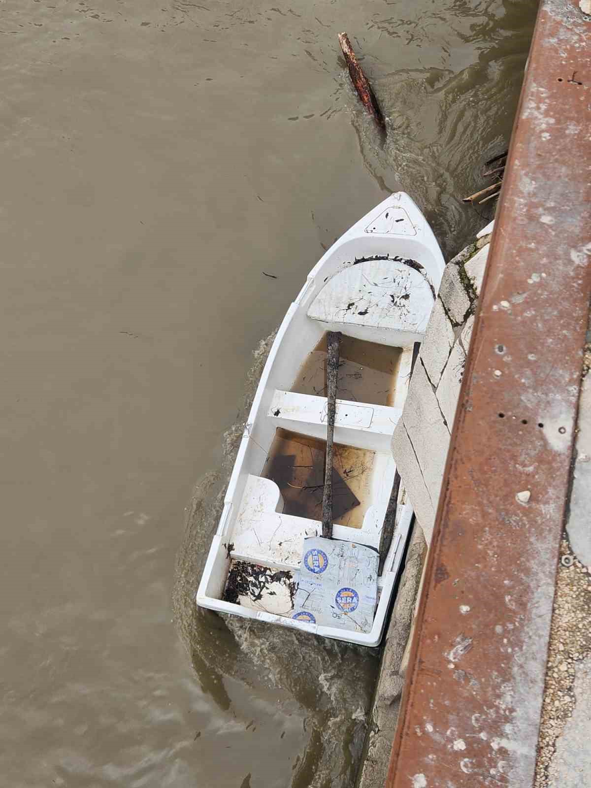 Yeşilırmak’ın sularına kapılan kayık köprüye takıldı
