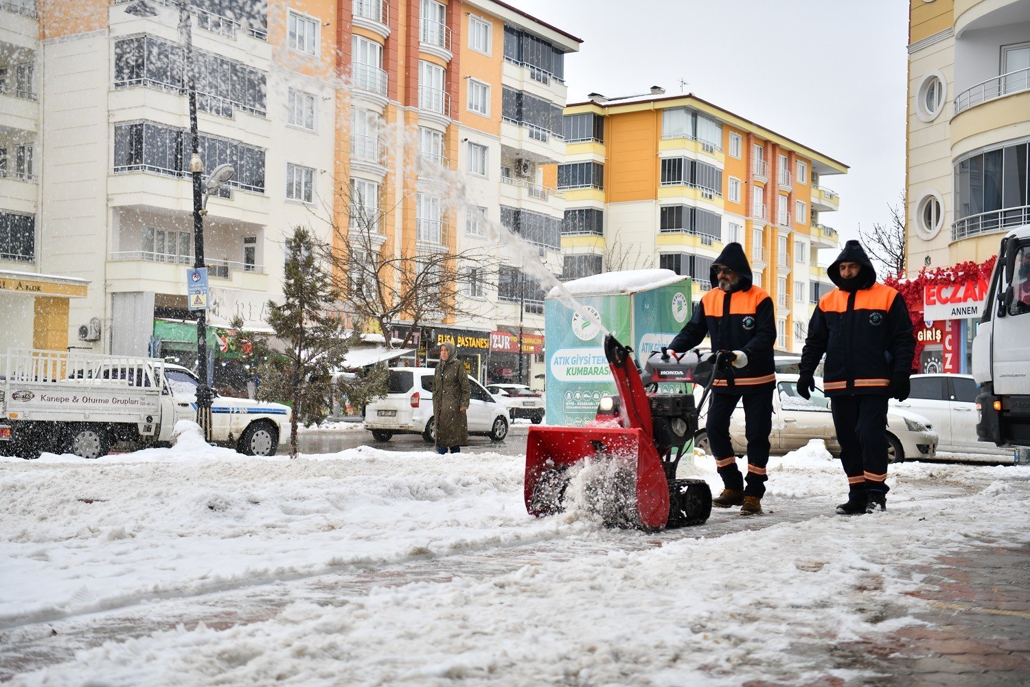 Yeşilyurt Belediyesi karla mücadele ekiplerinden kesintisiz hizmet
Yeşilyurt Belediyesi karla mücadele ekiplerinden kesintisiz hizmet