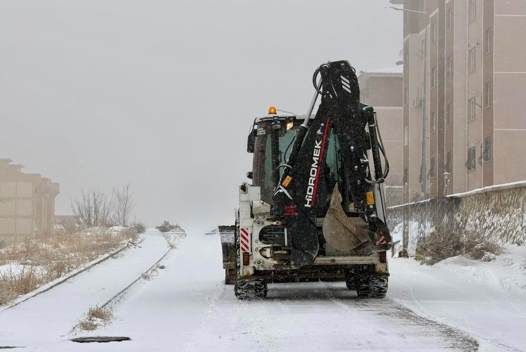 Yeşilyurt Belediyesi karla mücadele ekiplerinden kesintisiz hizmet
Yeşilyurt Belediyesi karla mücadele ekiplerinden kesintisiz hizmet