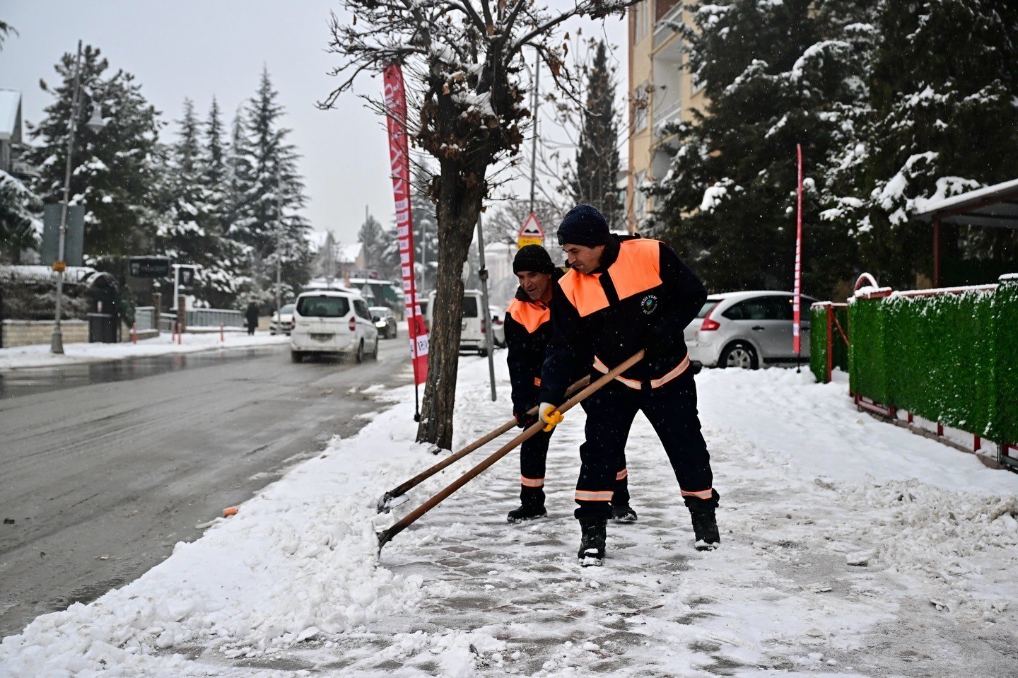 Yeşilyurt Belediyesi karla mücadele ekiplerinden kesintisiz hizmet
Yeşilyurt Belediyesi karla mücadele ekiplerinden kesintisiz hizmet