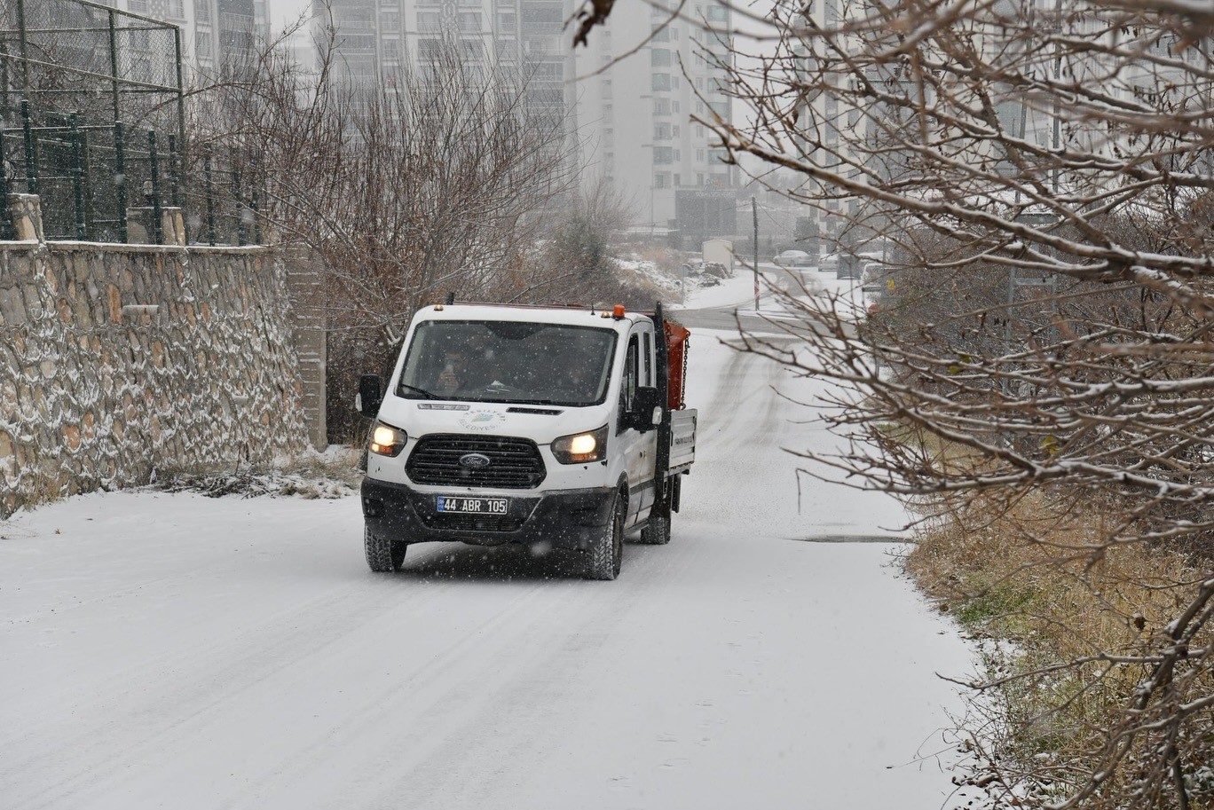Yeşilyurt’ta karla mücadele aralıksız sürüyor
