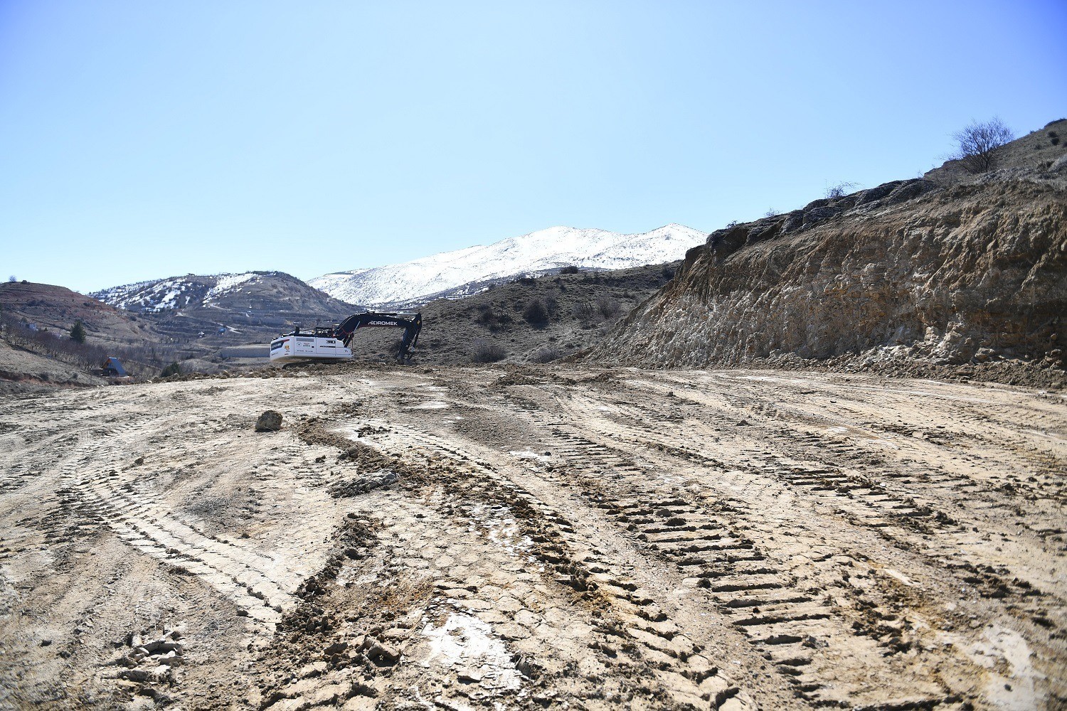 Yeşilyurt’un Mullakasım Mahallesi yeni yollarla buluşuyor
