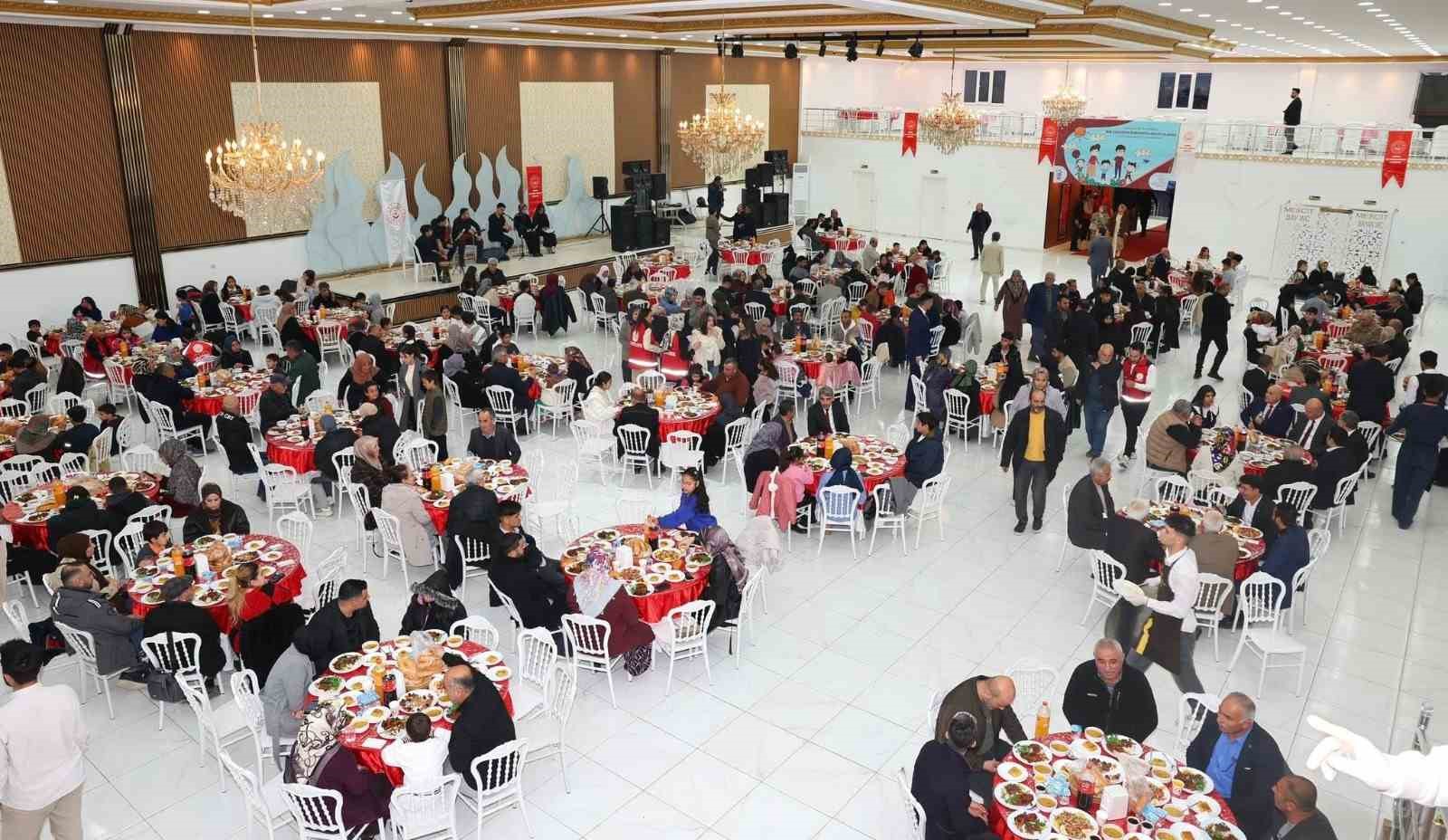 Yetim aileler iftar programında buluştu
