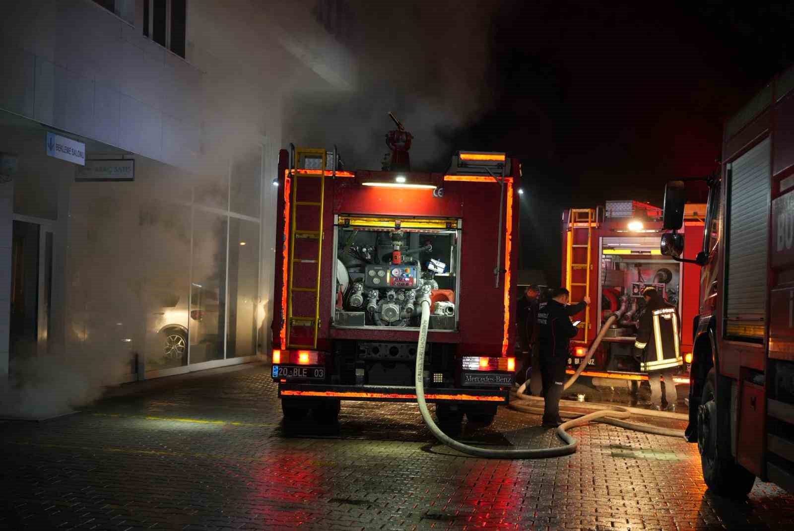 Yetkili otomotiv servisi deposunda korkutan yangın
