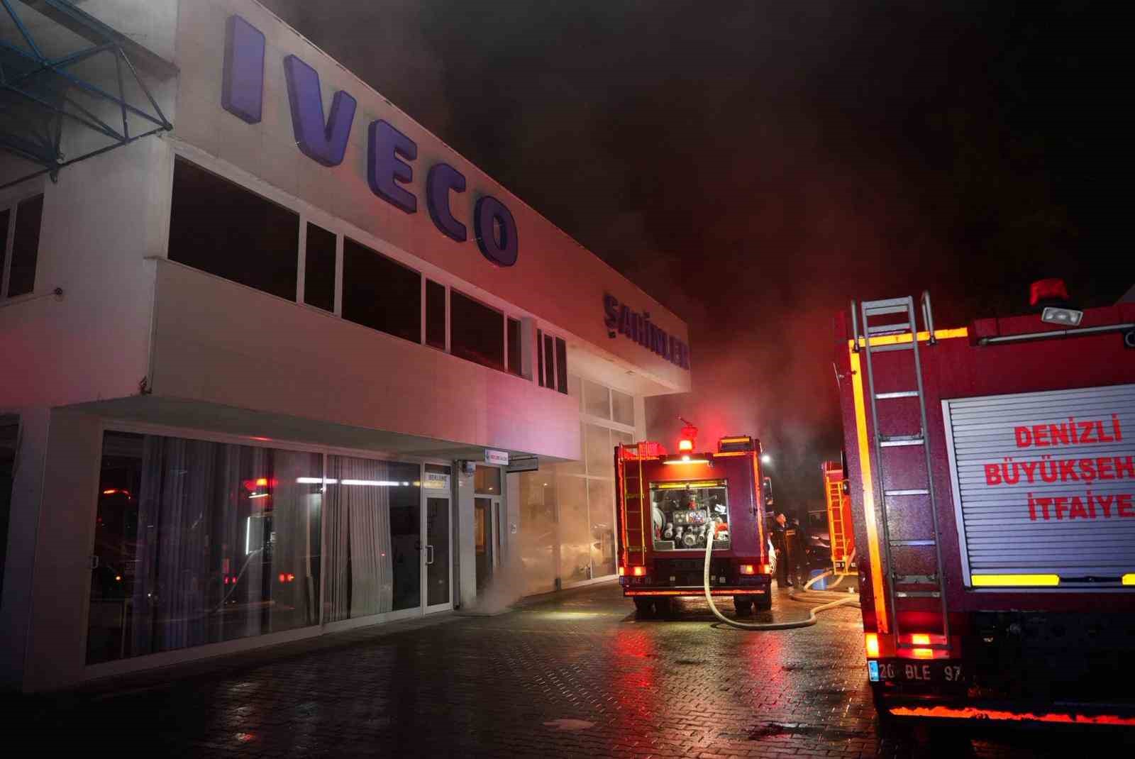 Yetkili otomotiv servisi deposunda korkutan yangın
