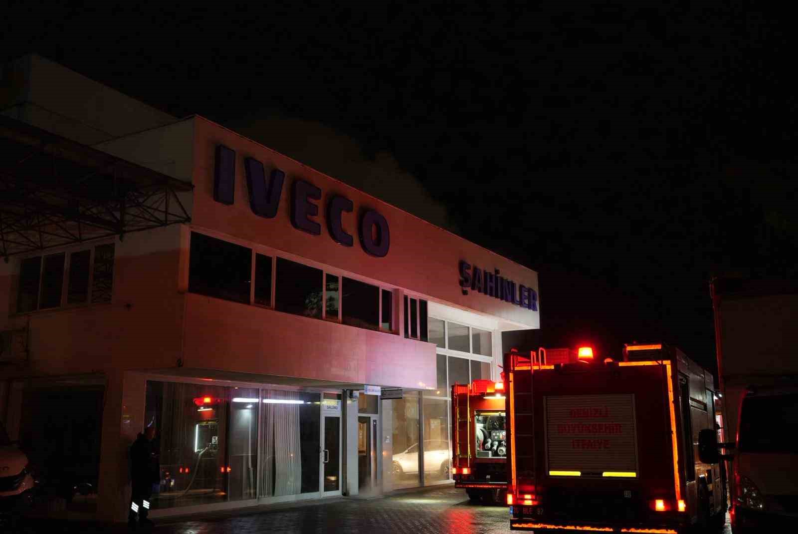 Yetkili otomotiv servisi deposunda korkutan yangın
