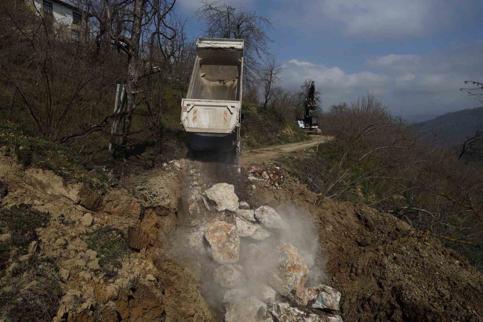 Yığışlarla meydana gelen heyelanla anında müdahale
