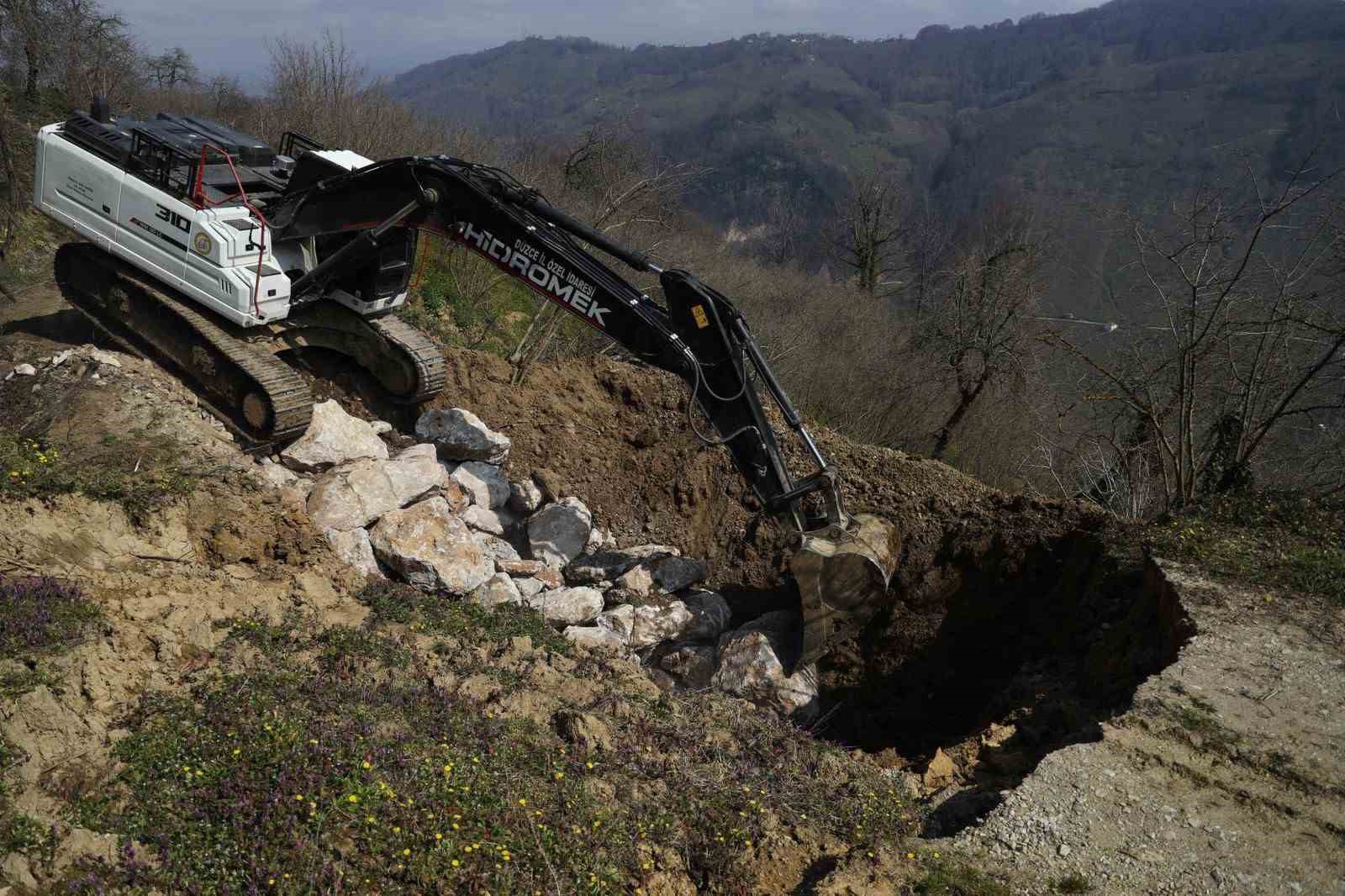 Yığışlarla meydana gelen heyelanla anında müdahale
