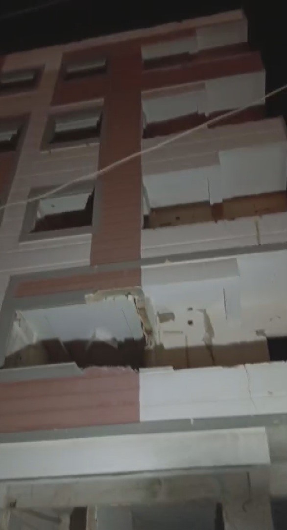 Yıkılacak binadaki yavru köpekleri kurtaran hayvansever yürekleri ısıttı
