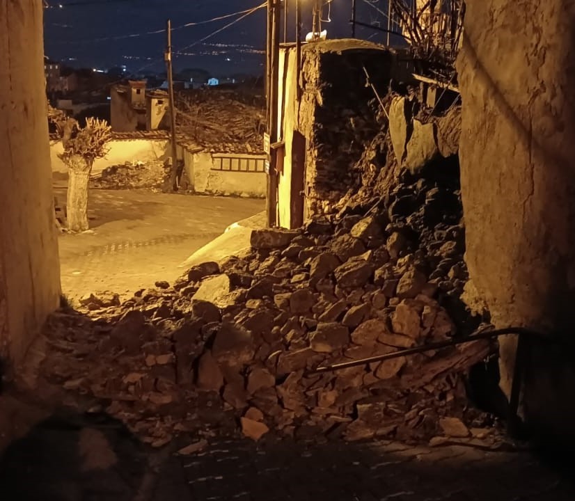 Yıkılan istinat duvarı yolu kapattı
