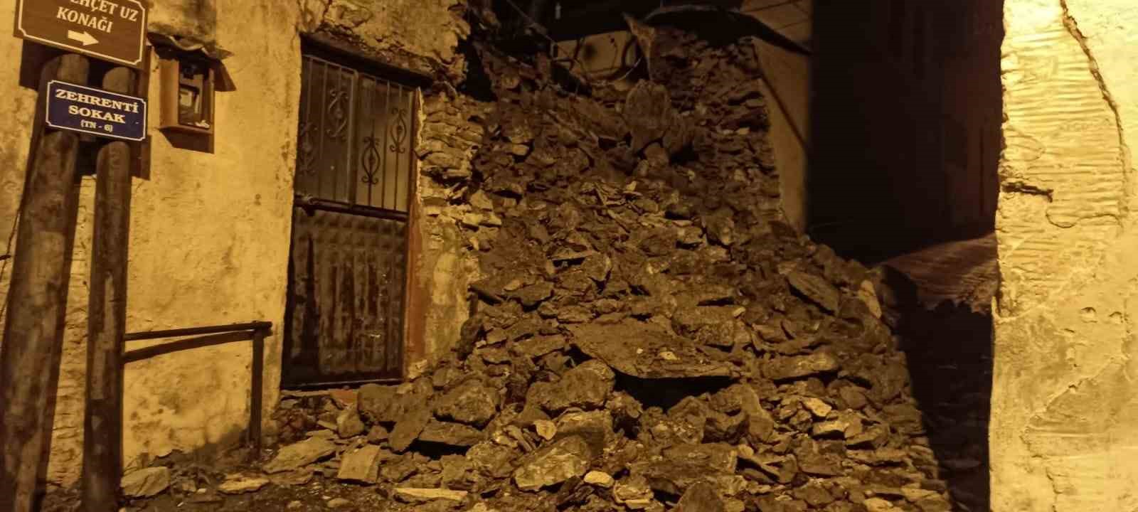 Yıkılan istinat duvarı yolu kapattı
