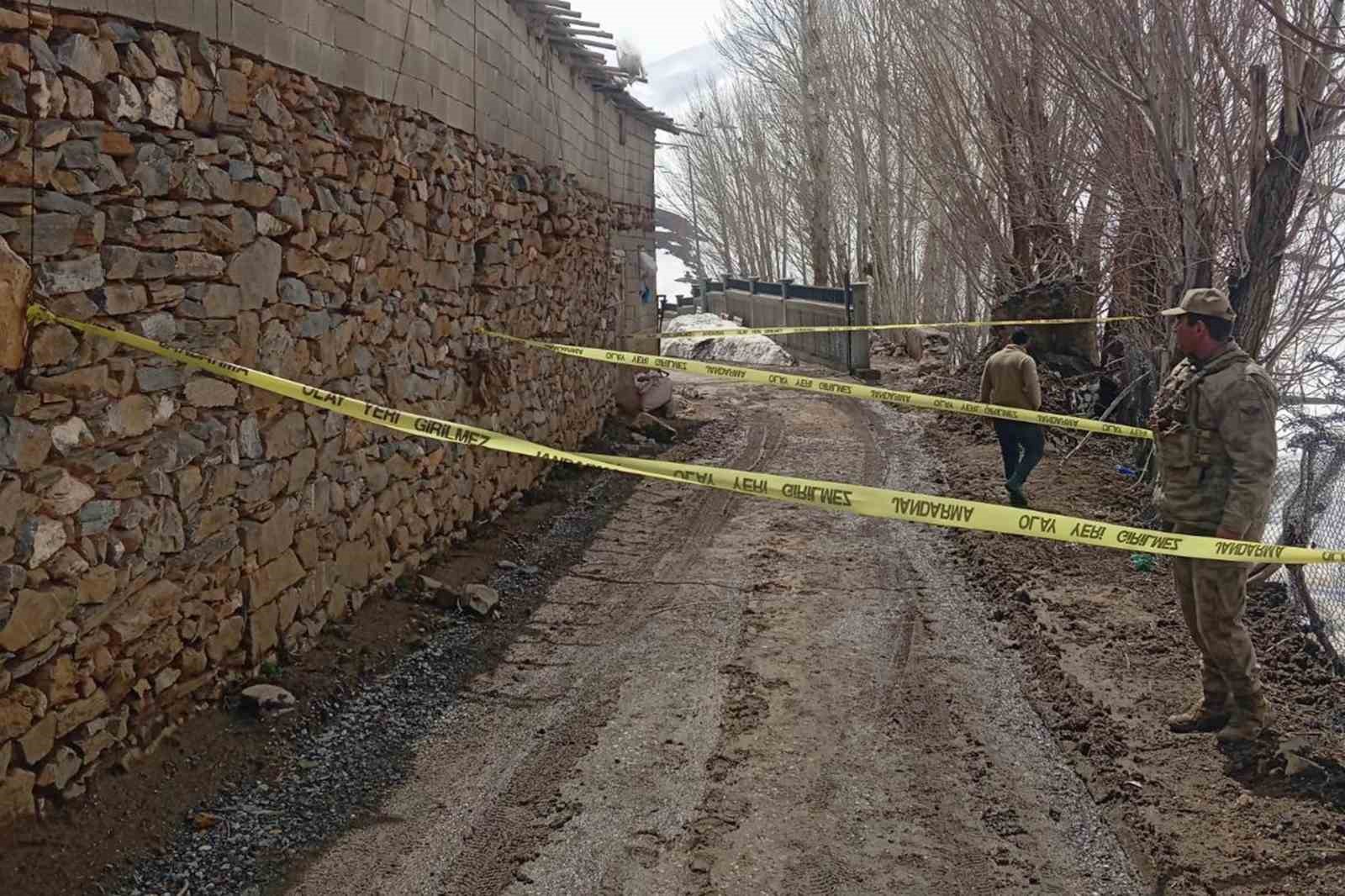 Yıkılma tehlikesi bulunan ahır güvenlik çemberine alındı
