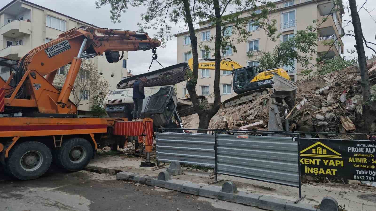 Yıkım esnasında iş makinesi devrildi
