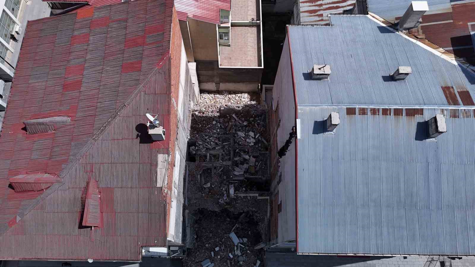 Yıkım esnasında zarar görüp tahliye edilmişti, tehlike saçmaya devam ediyor
