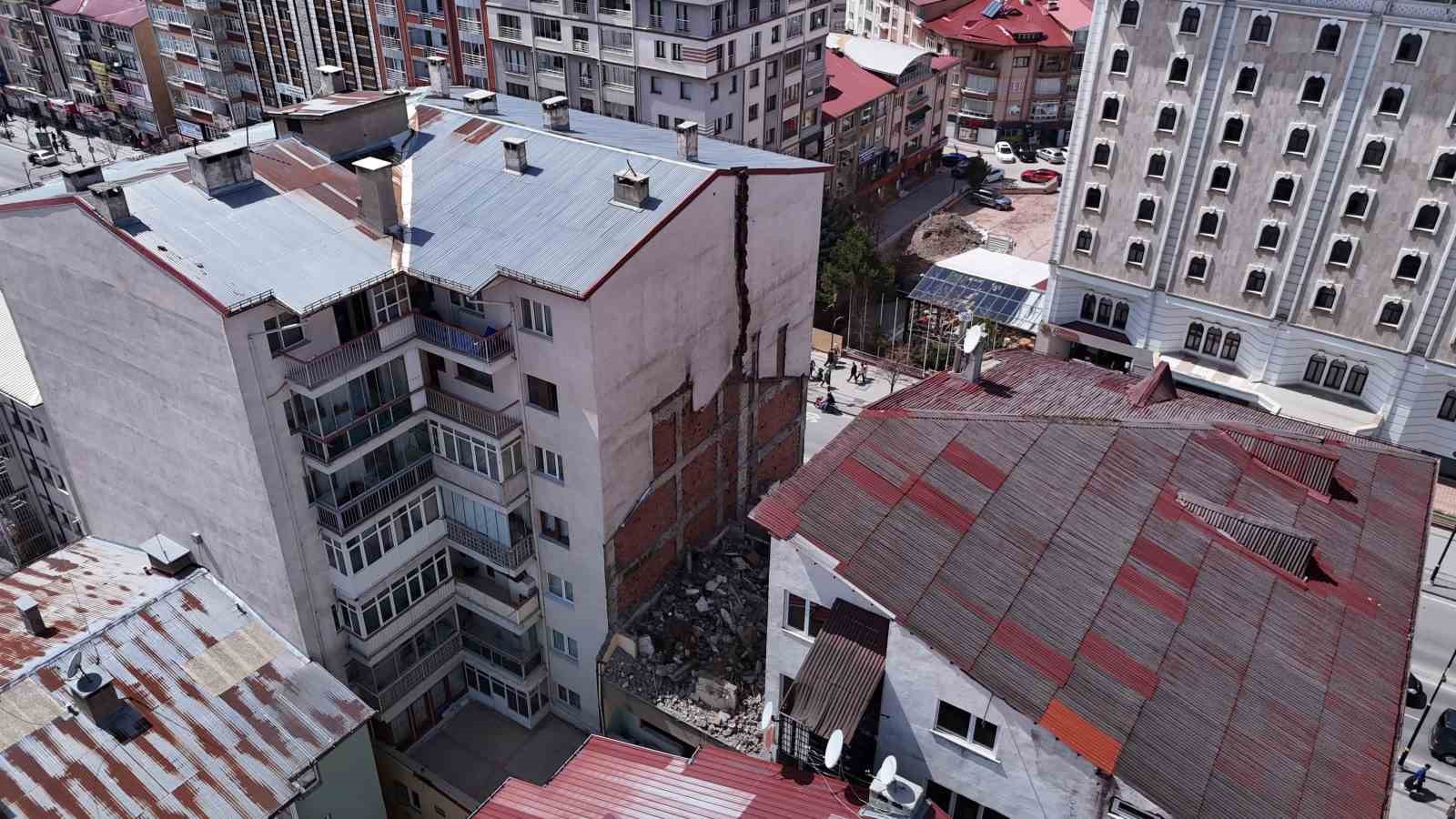 Yıkım esnasında zarar görüp tahliye edilmişti, tehlike saçmaya devam ediyor
