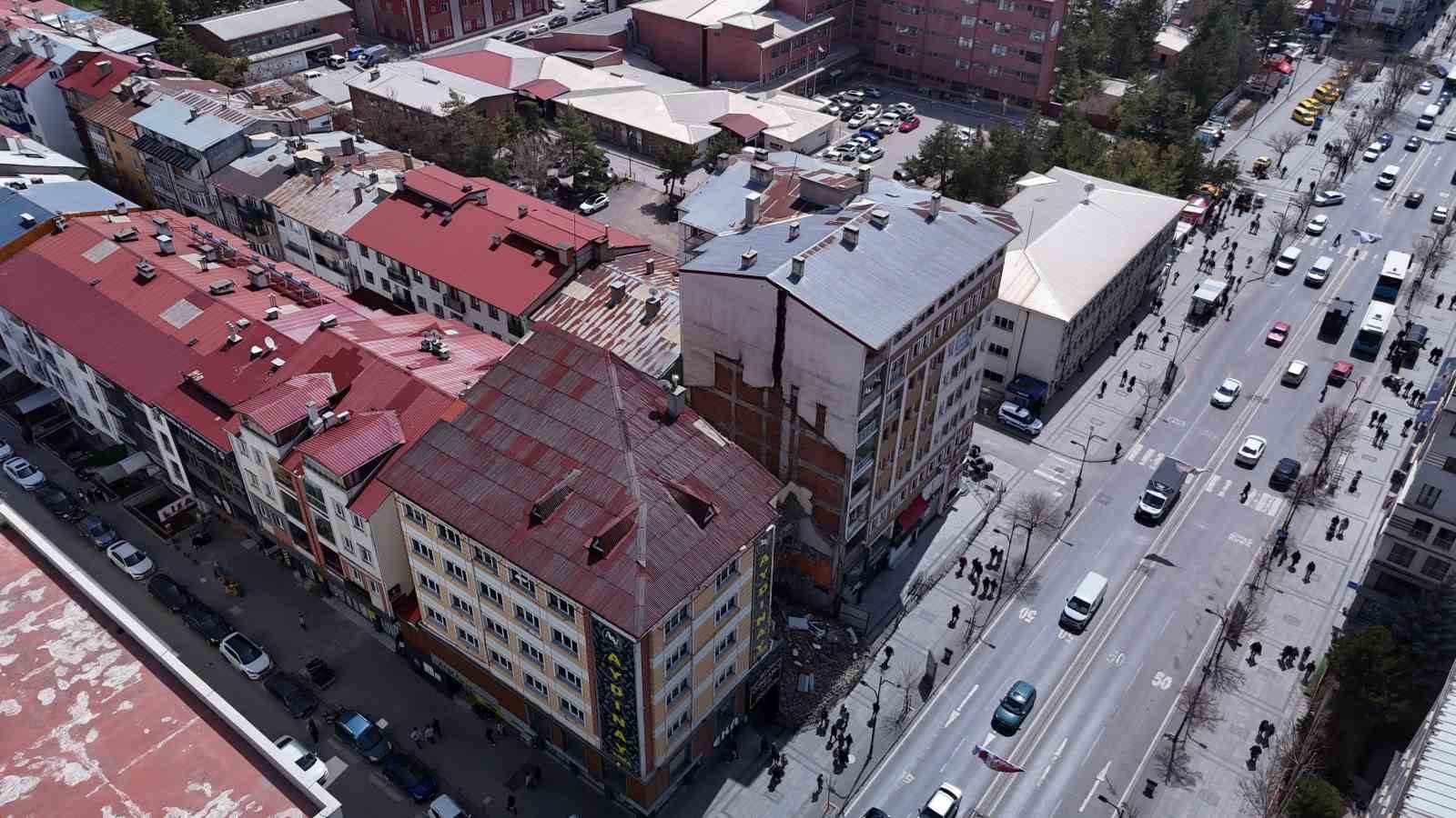 Yıkım esnasında zarar görüp tahliye edilmişti, tehlike saçmaya devam ediyor
