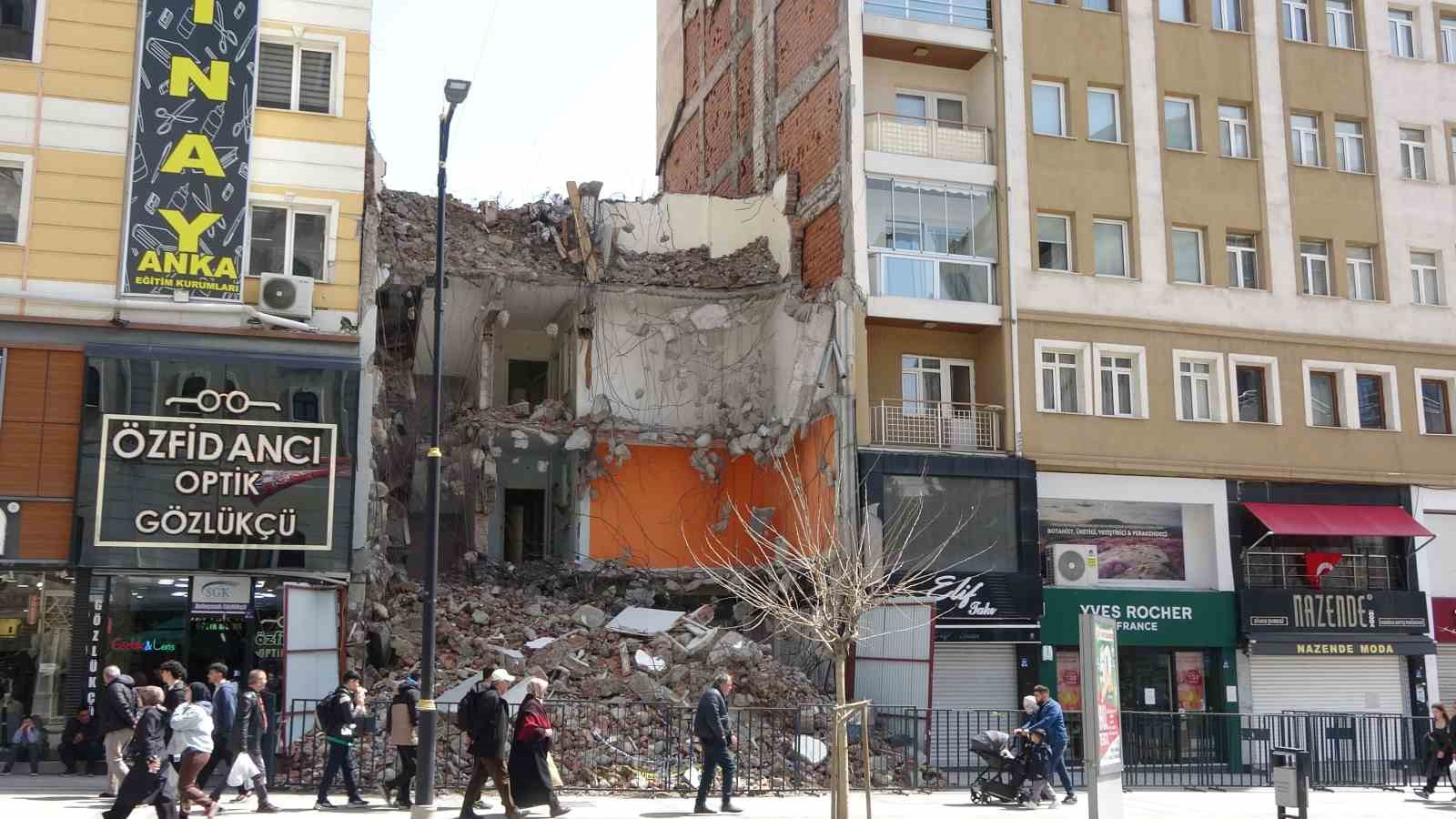 Yıkım esnasında zarar görüp tahliye edilmişti, tehlike saçmaya devam ediyor
