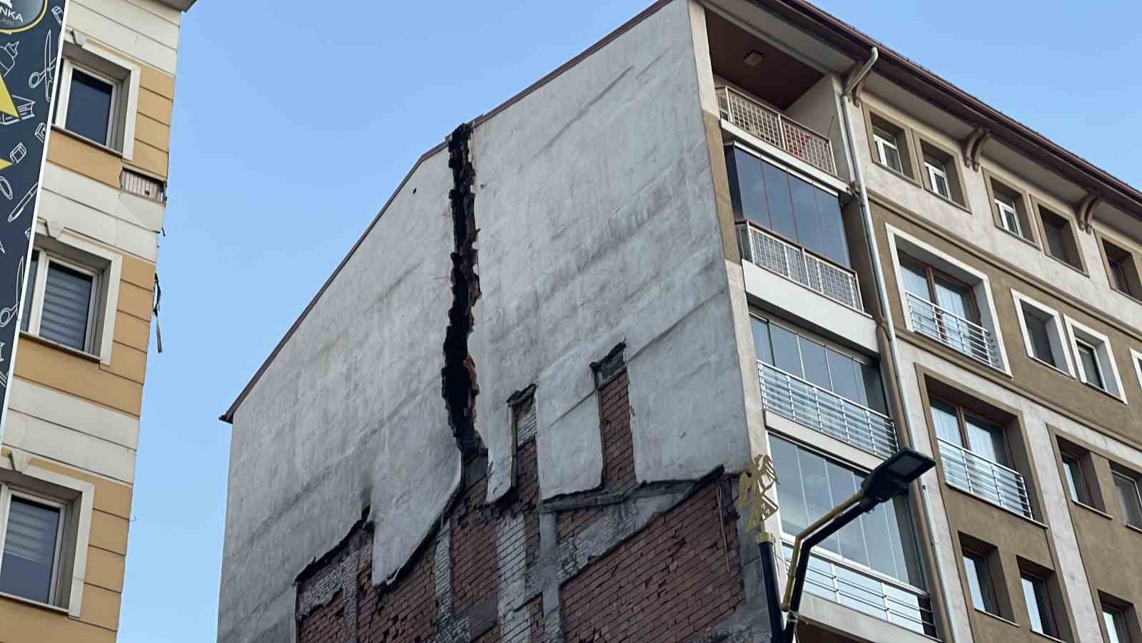 Yıkım sırasında bitişikteki bina hasar gördü, 21 daireli bina tahliye edildi
