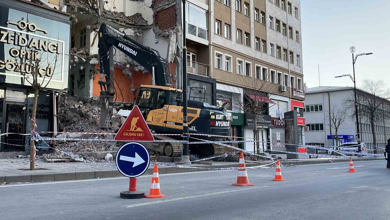 Yıkım sırasında bitişikteki bina hasar gördü, 21 daireli bina tahliye edildi
