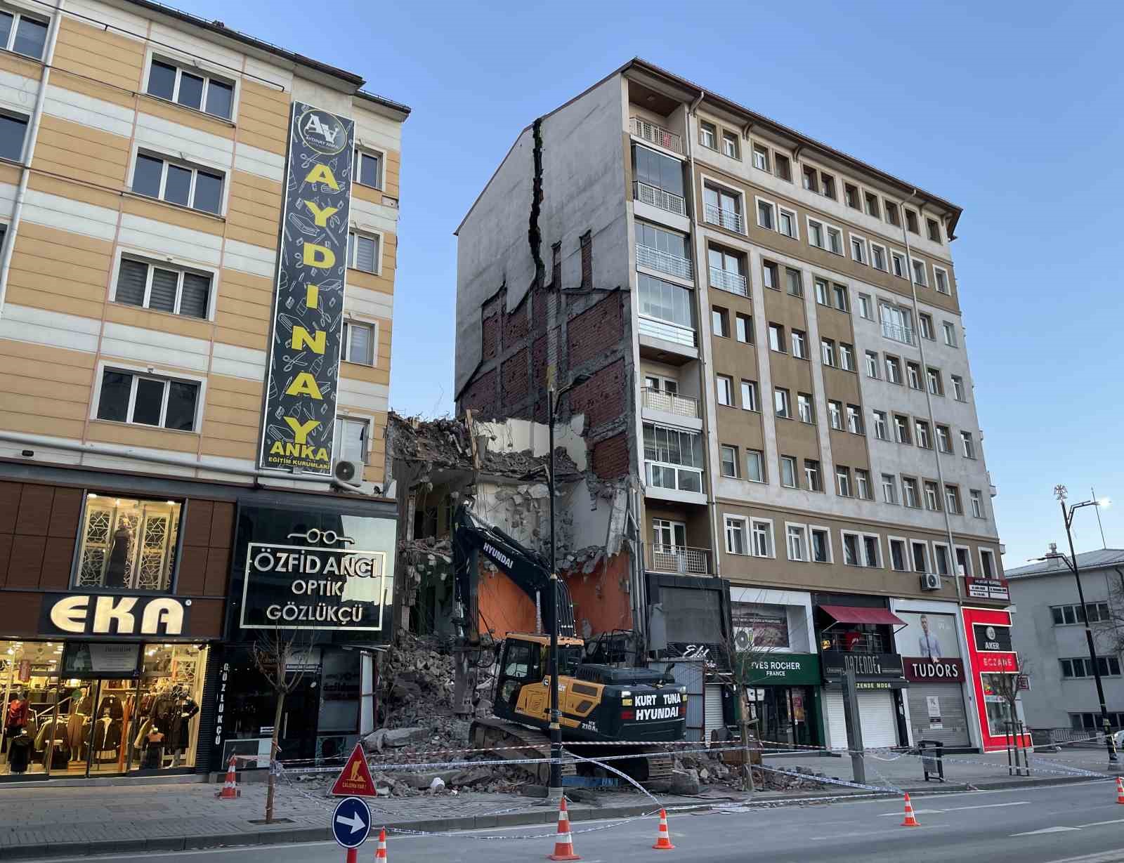 Yıkım sırasında bitişikteki bina hasar gördü, 21 daireli bina tahliye edildi
