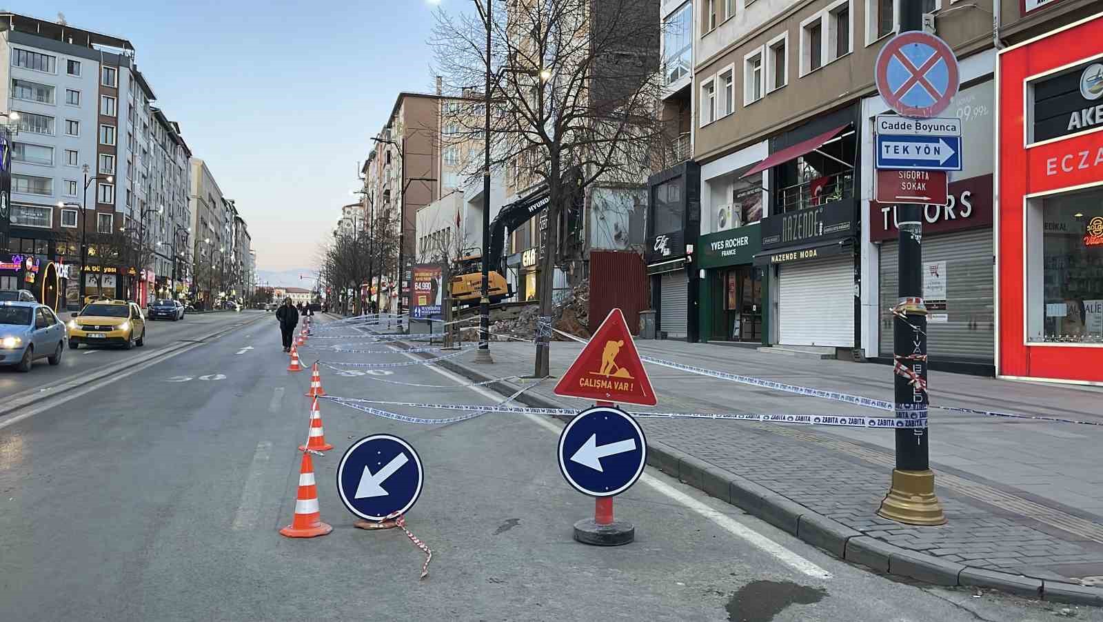 Yıkım sırasında bitişikteki bina hasar gördü, 21 daireli bina tahliye edildi
