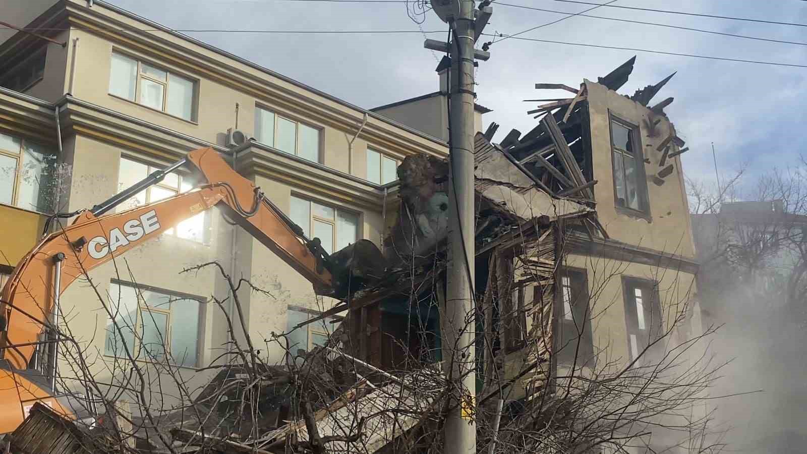 Yıkım sırasında Türk bayrağı hassasiyeti
