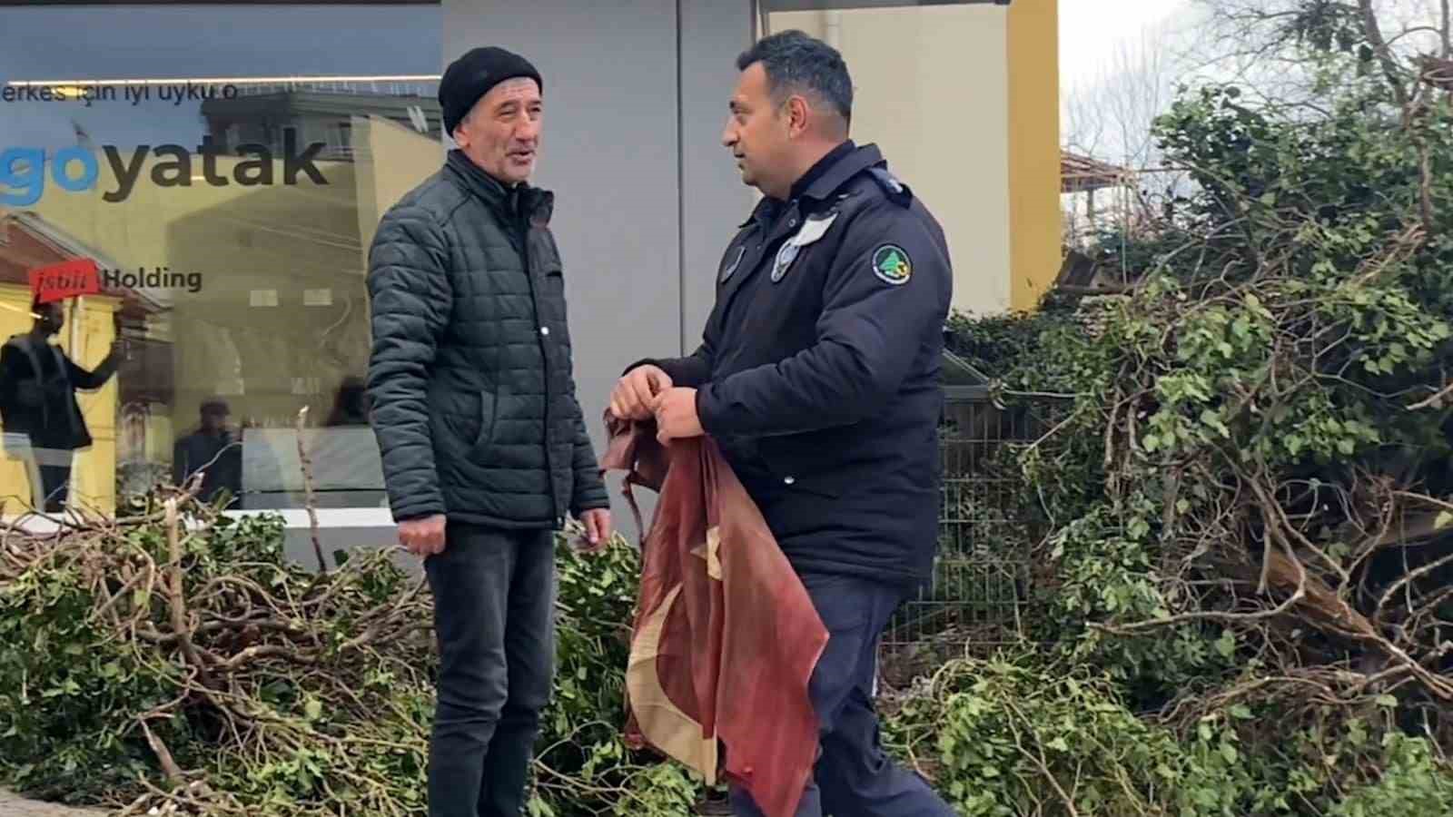 Yıkım sırasında Türk bayrağı hassasiyeti
