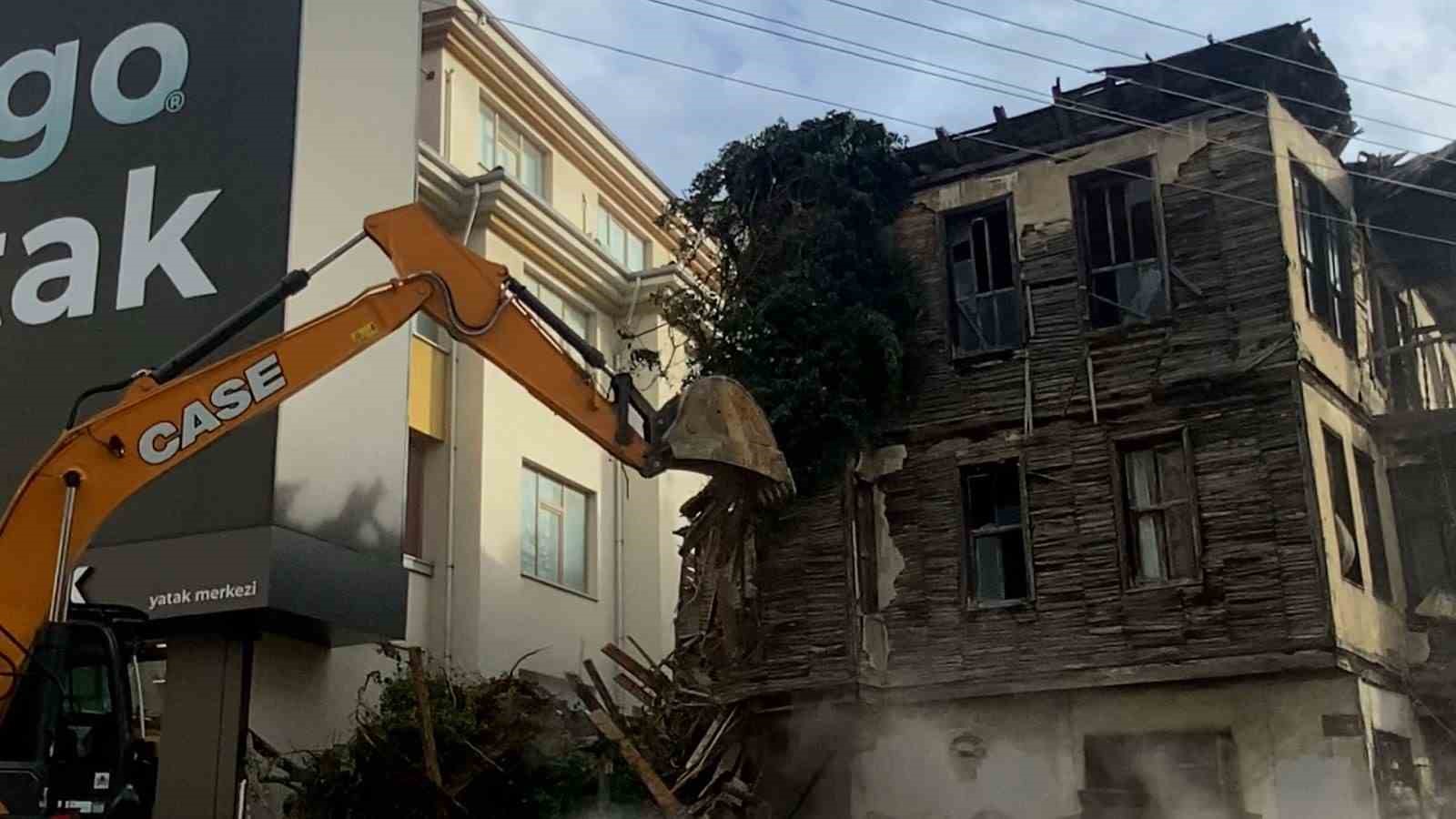 Yıkım sırasında Türk bayrağı hassasiyeti
