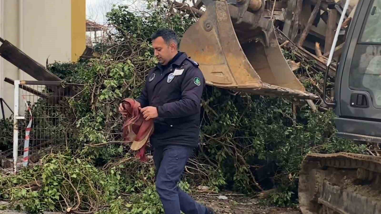 Yıkım sırasında Türk bayrağı hassasiyeti
