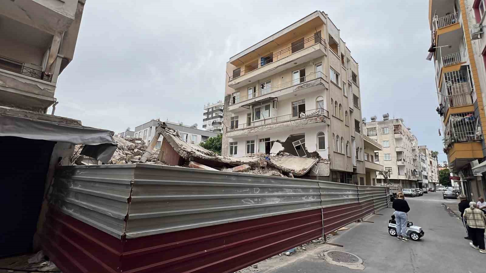 Yıkımda zarar gören binanın sakinleri: "Müteahhide ulaşamıyoruz"

