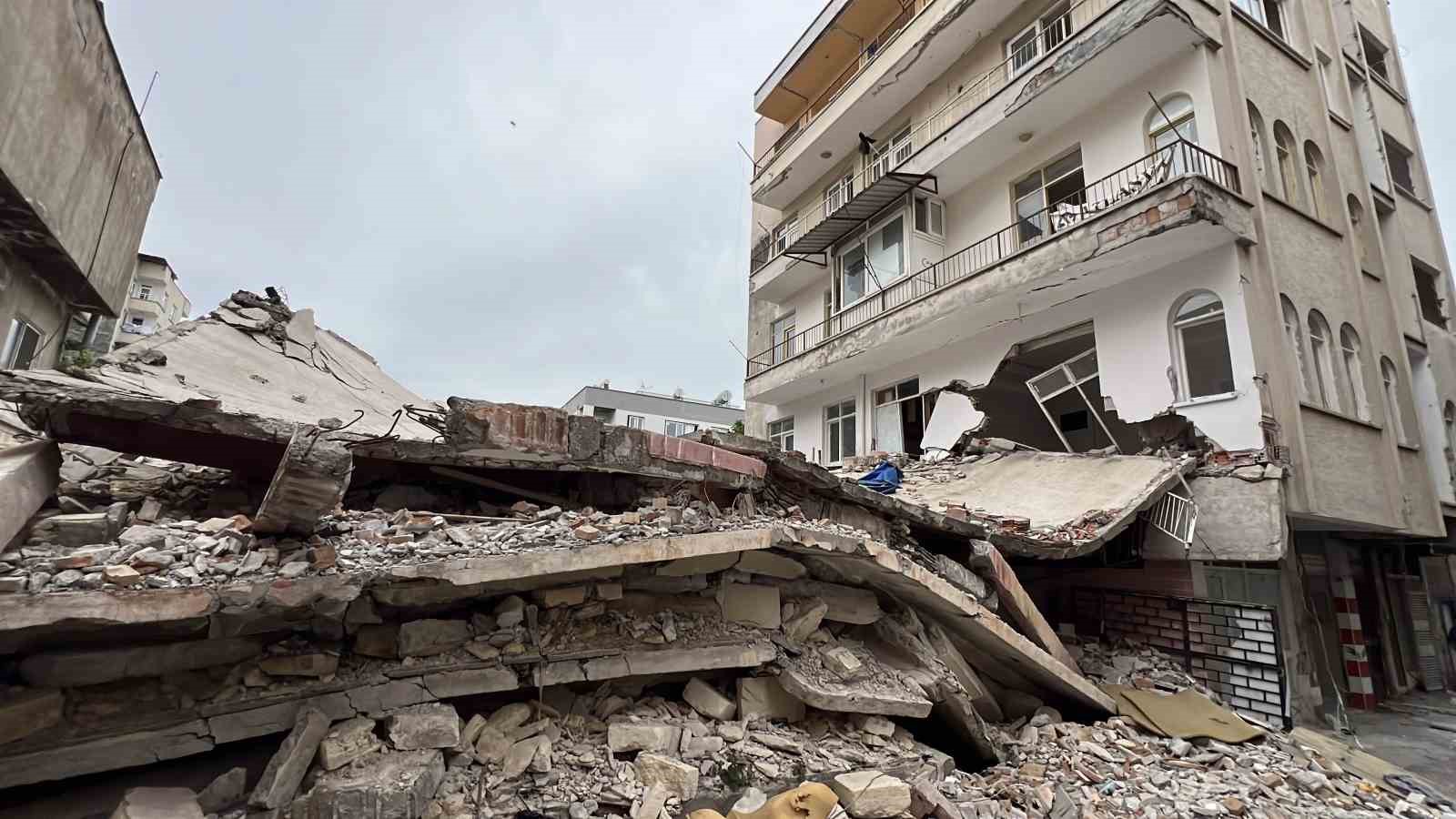 Yıkımda zarar gören binanın sakinleri: "Müteahhide ulaşamıyoruz"

