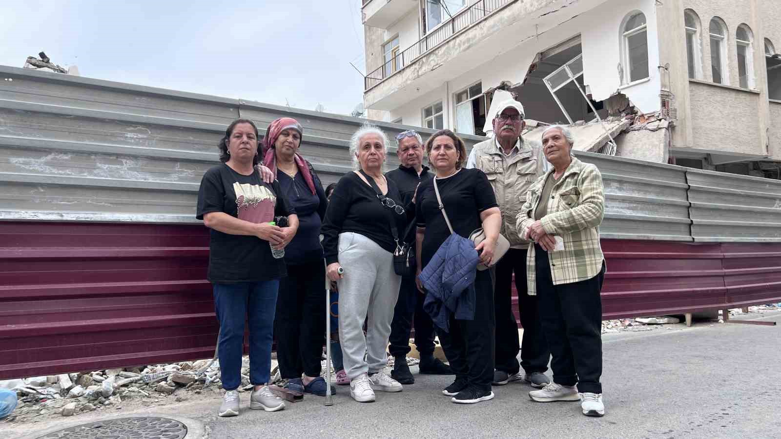 Yıkımda zarar gören binanın sakinleri: "Müteahhide ulaşamıyoruz"
