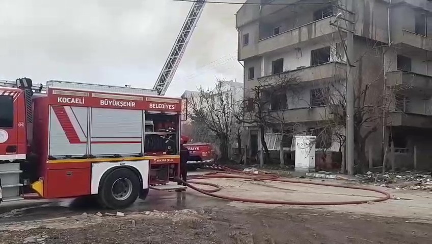 Yıkımı süren binanın çatı katında yangın çıktı
